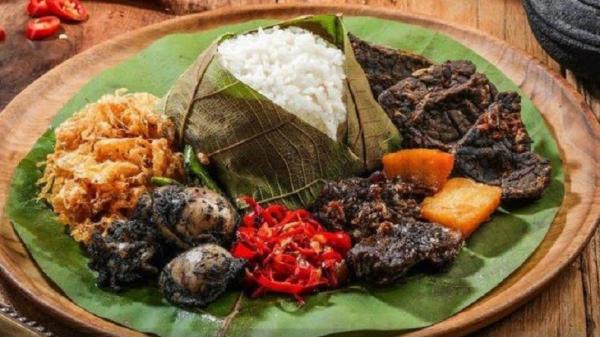 Sumber : https://cirebon.inews.id/read/356925/asal-usul-nasi-jamblang-kuliner-legendaris-yang-tetap-eksis-hingga-kini/2